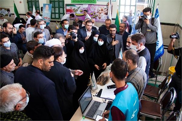 تشکیل میز خدمت و دیدار مردمی مدیرکل ارتباطات و فناوری اطلاعات در مراسم نماز جمعه
