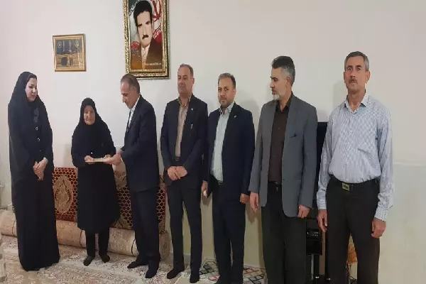 تکریم خانواده شهید کمندعلی رضایی در آیین پاسداشت مقام والای شهیدان