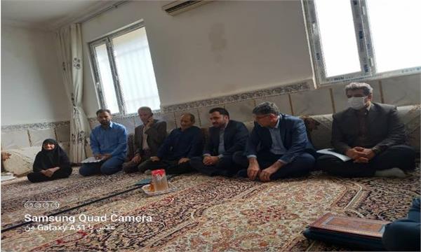 دیدار از خانواده شهدا در سفر وزیر ارتباطات به استان