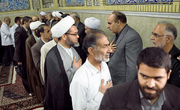 مراسم بزرگداشت جان باختگان حادثه منا با حضور اقشار مختلف مردم در کرمانشاه برگزار شد.