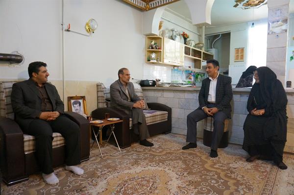 تجلیل از خانواده معظم شهدا توسط مدیر کل و کارکنان ارتباطات و فناوری اطلاعات استان کرمانشاه