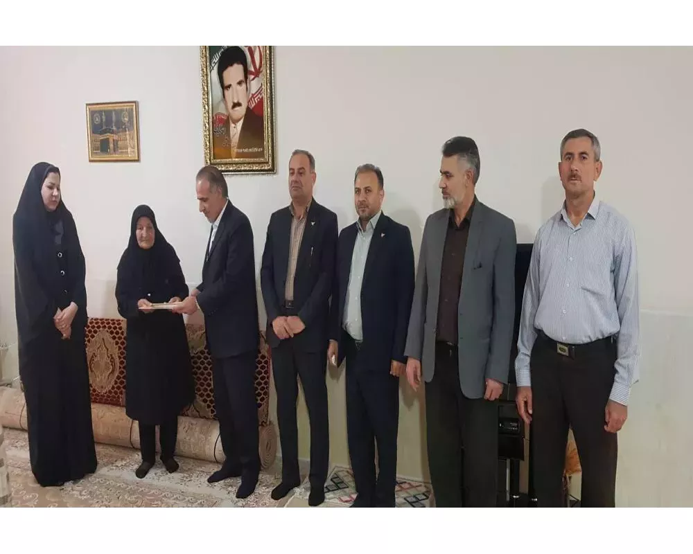 تکریم خانواده شهید کمندعلی رضایی در آیین پاسداشت مقام والای شهیدان